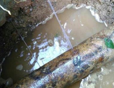 句容楼顶渗水维修公司分享下地暖漏水的原因及检测方法。